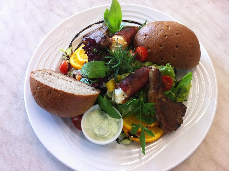 Salat mit Brot